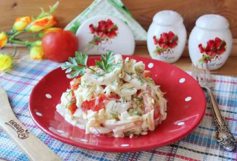 Диетический салат с кальмарами и помидорами